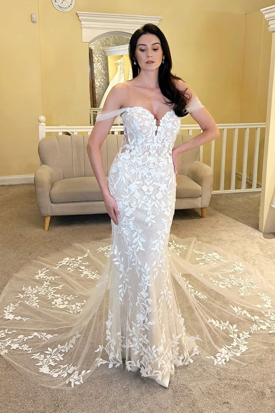Robe de mariée sirène longue en dentelle florale, épaules dénudées, avec appliques
